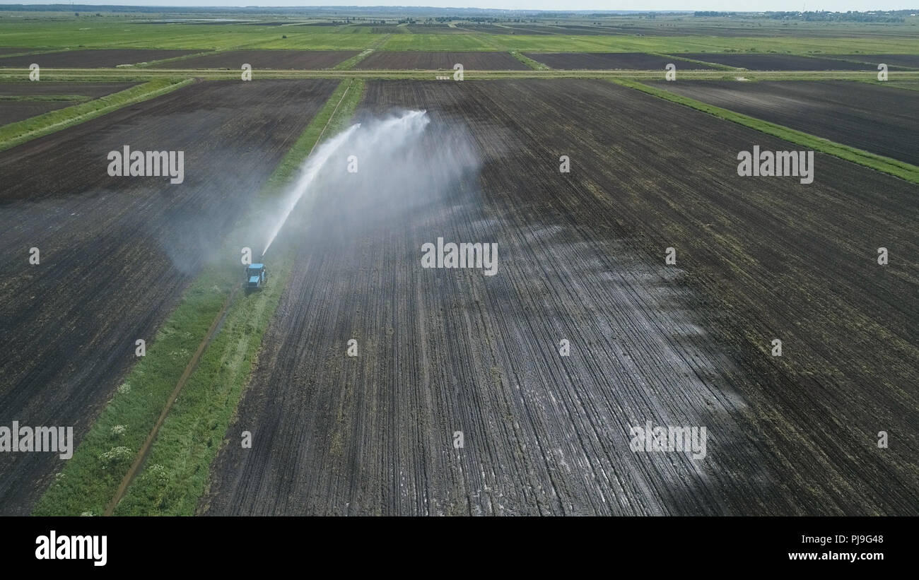 Luftbild Von Die Bewasserung Mit Der Drehmittelpunkt Sprinkleranlage Eine Beregnungsachse Bewasserung Landwirtschaftlicher Flachen Bewasserung Bewasserung Farm Land Stockfotografie Alamy