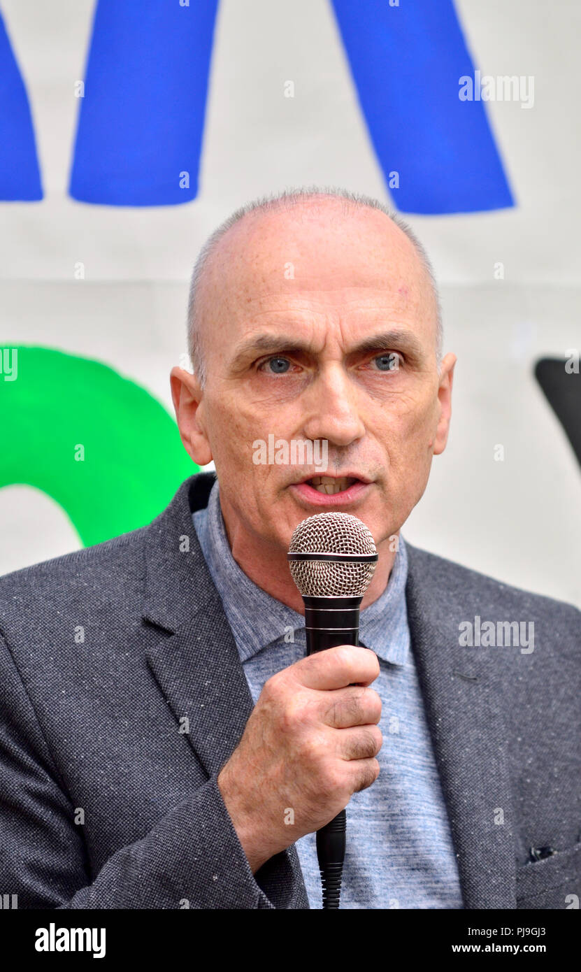 Chris Williamson MP (Arbeit: Derby North) außerhalb der Arbeit HQ in der Victoria Street, London, als die Partei diskutieren Antisemitismus im Inneren. 4. September 2018 Stockfoto