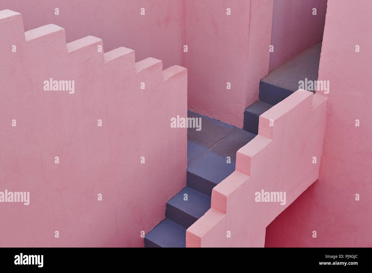 Geometrische Gebäude detail. Die rote Wand, La Manzanera. Calpe, Spanien Stockfoto