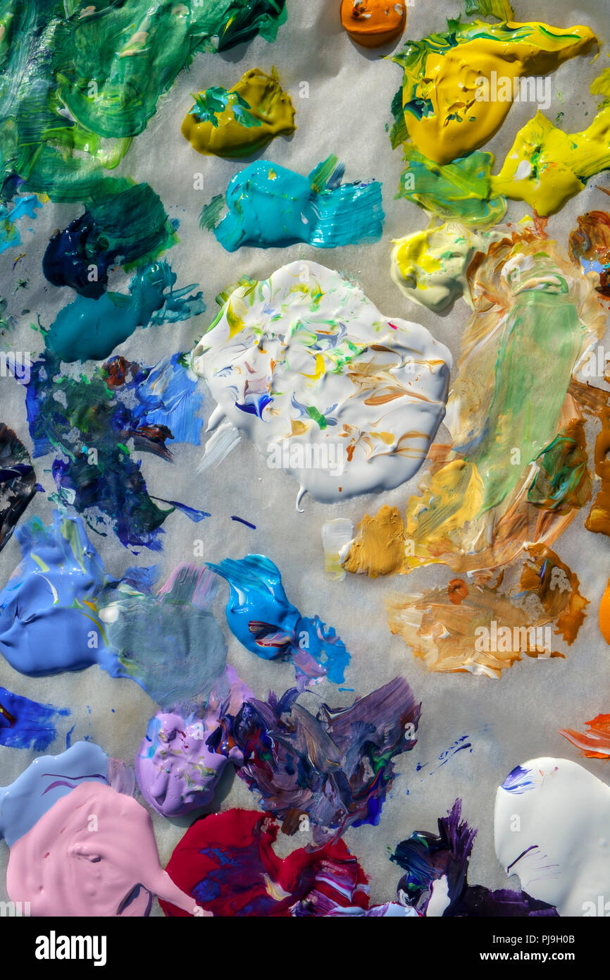 Künstler Acrylfarbe palette Close up semi Abstract full frame Hintergrund. Draußen "en plein air" Farbpalette auf ölpapier im Sonnenschein. Stockfoto