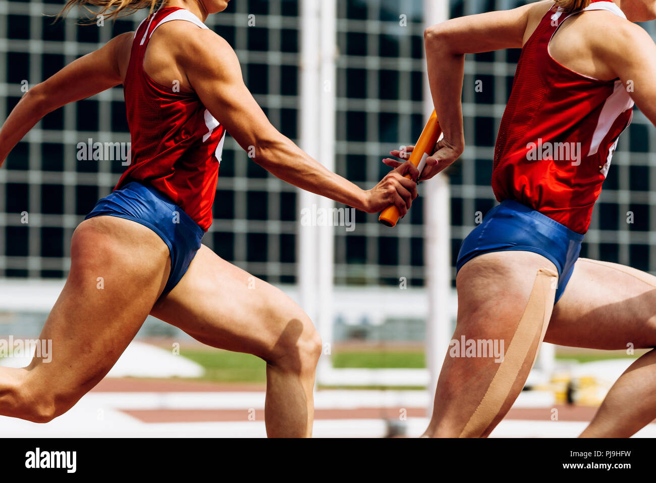 Staffellauf Weitergabe von Baton Frauen team Sitzschienen Stockfoto
