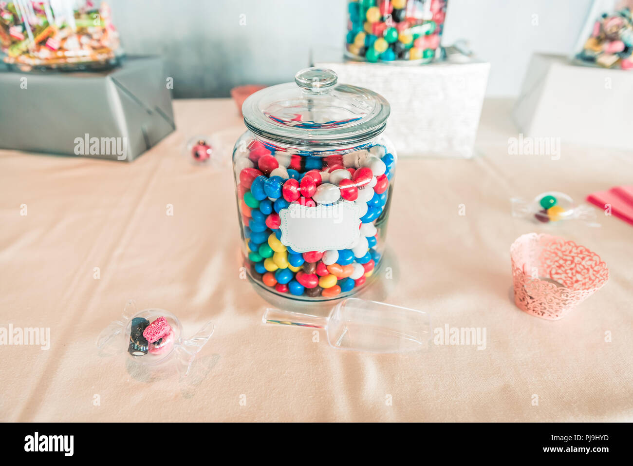 Farbige Candy Glas Glas auf Süße Bar Tabelle Stockfoto