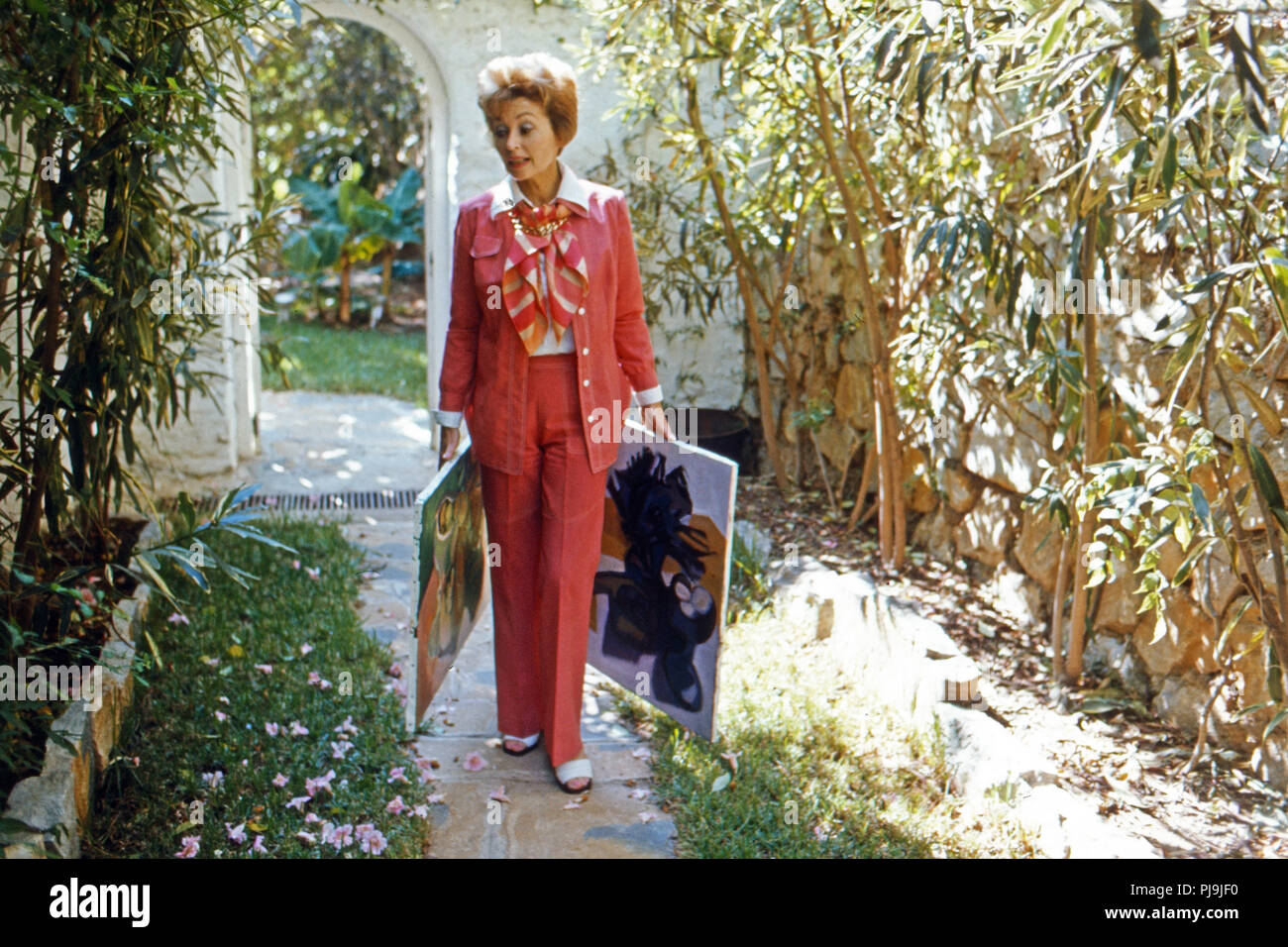 Lilli Palmer, English britisch schweizerische Fictitious character, Autorin und Malerin, mit zwei ihrer Grafik in Goldingen, Schweiz 1978. Lilli Palmer, Schauspielerin, Autorin und Malerin mit zwei ihrer Gemälde in Goldingen, Schweiz 1978 Stockfoto