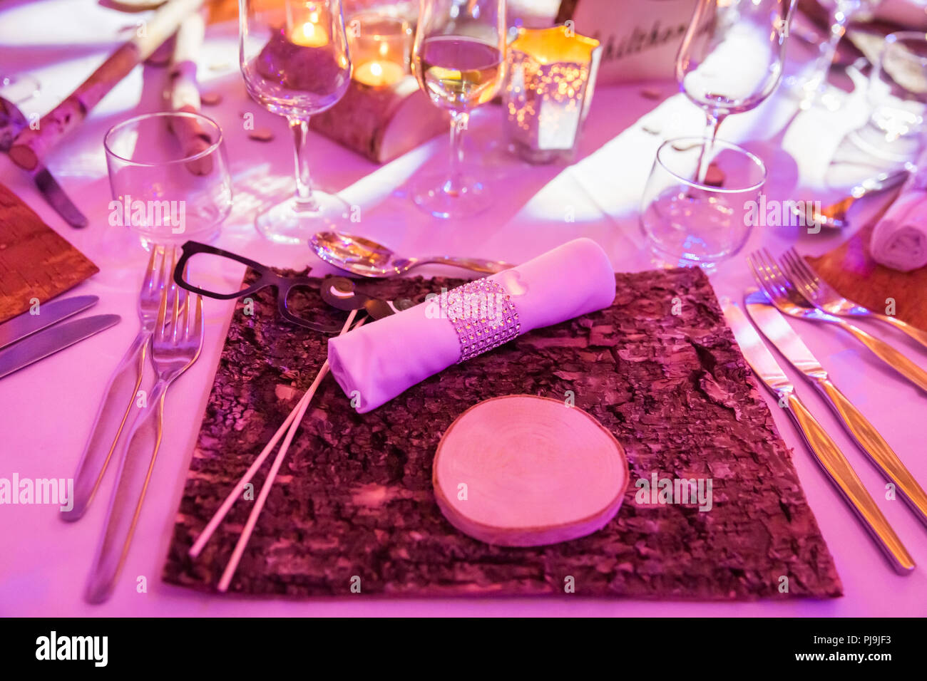 Hochzeit Namensschild auf hölzernen Tisch Dekoration Stockfoto