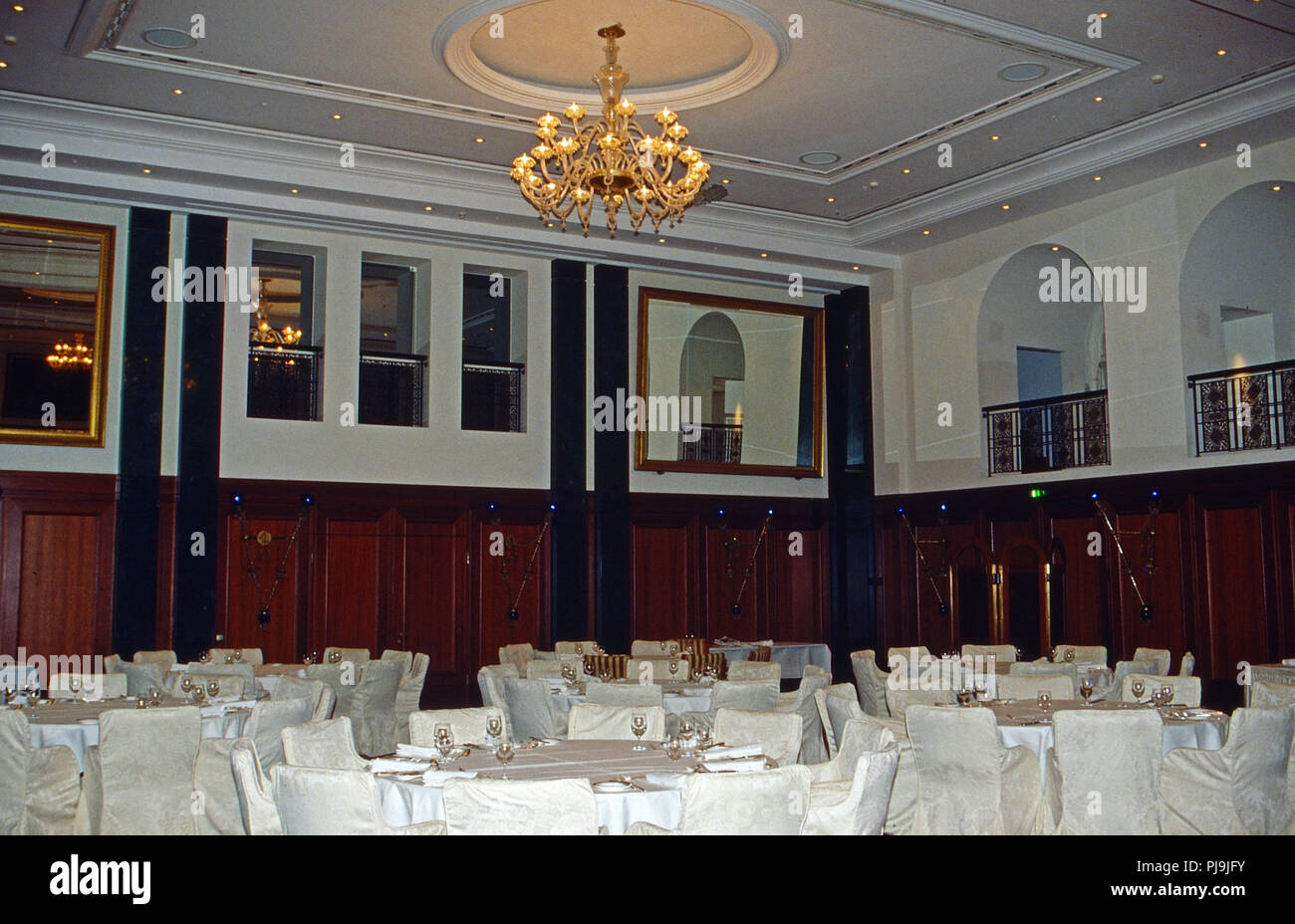 Großer Ballsaal im Hotel Adlon in Berlin, Deutschland 2002. Ballsaal des Hotel Adlon in Berlin, Deutschland 2002. Stockfoto