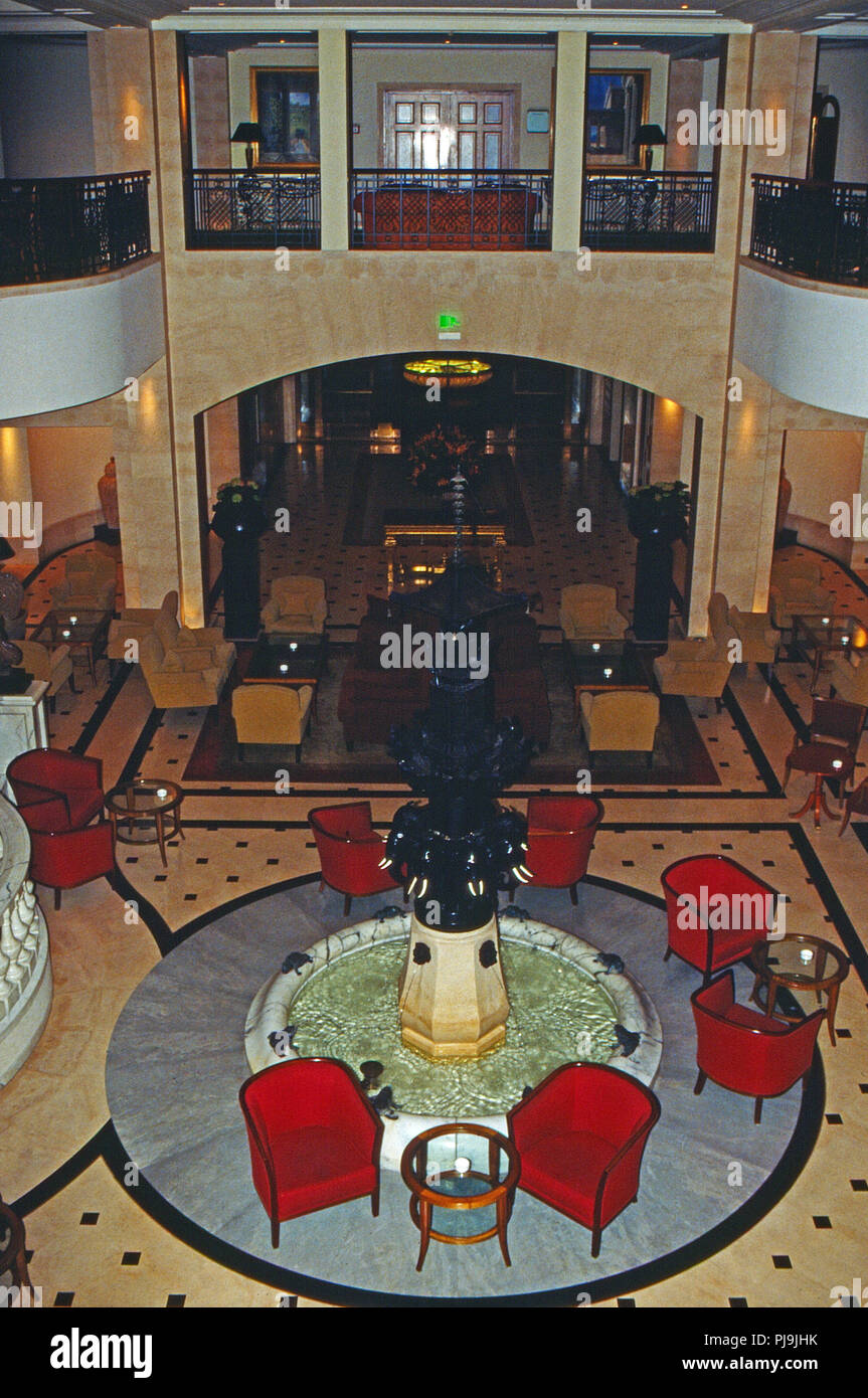 Die Lobby im Hotel Adlon in Berlin, Deutschland 2002. Lobby im Hotel Adlon in Berlin, Deutschland 2002. Stockfoto