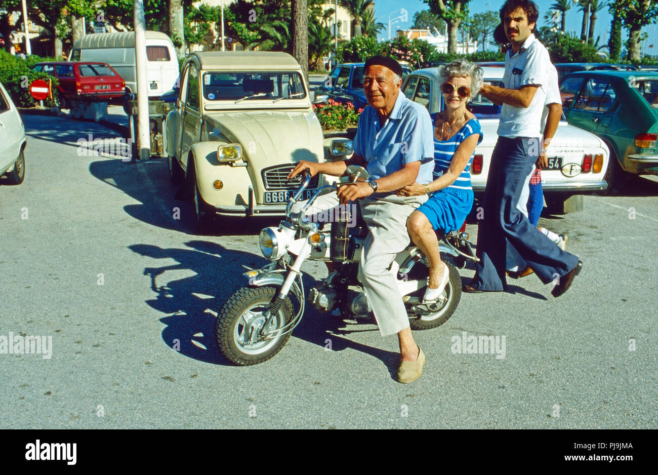 Prinz Bertil von Schweden nimmt Ehefrau Lillian in thunfischwadenfänger Honda Dax mit in Sainte Maxime, Frankreich 1977. Prinz Bertil von Schweden und seine Frau Lillian eine Fahrt auf einer Honda Dax in Sainte Maxime, Frankreich 1977. Stockfoto