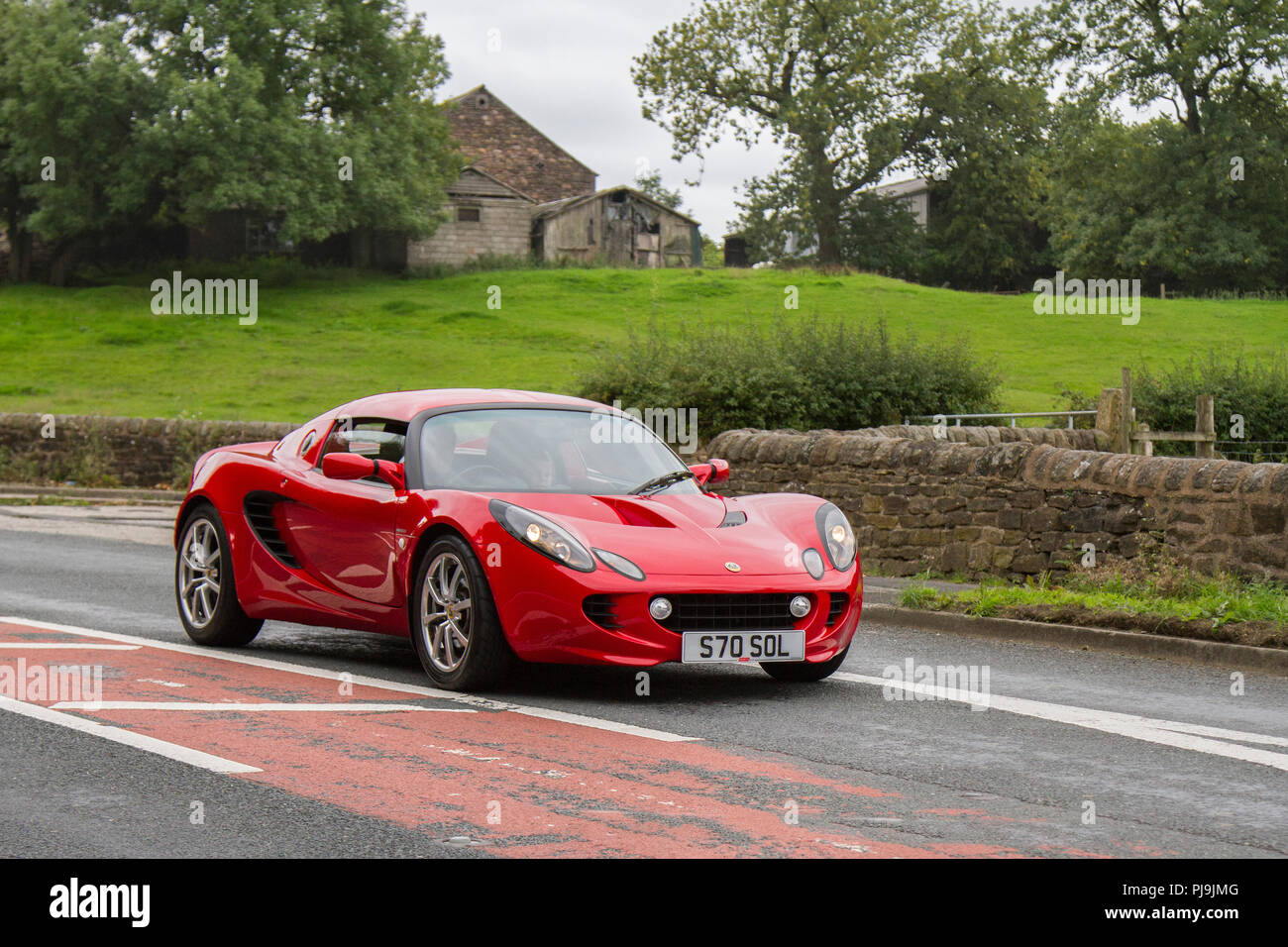 2002 red Lotus Elise 111S bei Hoghton Türme Classic Car Show, Preston, Großbritannien Stockfoto