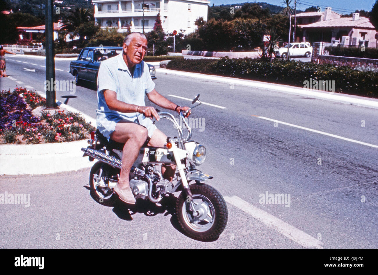 Prinz Bertil von Schweden in thunfischwadenfänger Honda Dax in Sainte Maxime, Frankreich 1977. Prinz Bertil von Schweden eine Fahrt auf einer Honda Dax in Sainte Maxime, Frankreich 1977. Stockfoto