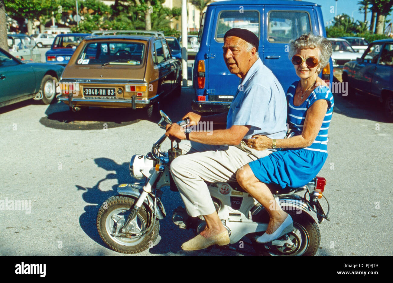Prinz Bertil von Schweden nimmt Ehefrau Lillian in thunfischwadenfänger Honda Dax mit in Sainte Maxime, Frankreich 1977. Prinz Bertil von Schweden und seine Frau Lillian eine Fahrt auf einer Honda Dax in Sainte Maxime, Frankreich 1977. Stockfoto