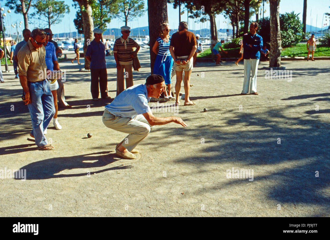 Prinz Bertil von Schweden spielt Boccia in Sainte Maxime, Frankreich 1977. Prinz Bertil von Schweden spielen Boccia in Sainte Maxime, Frankreich 1977. Stockfoto