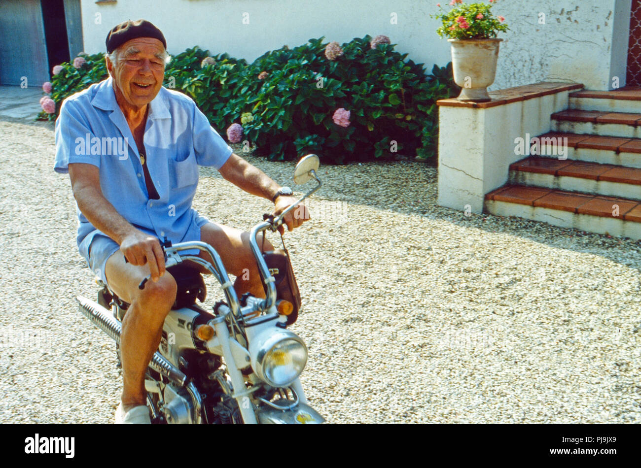 Prinz Bertil von Schweden in thunfischwadenfänger Honda Dax in Sainte Maxime, Frankreich 1977. Prinz Bertil von Schweden eine Fahrt auf einer Honda Dax in Sainte Maxime, Frankreich 1977. Stockfoto