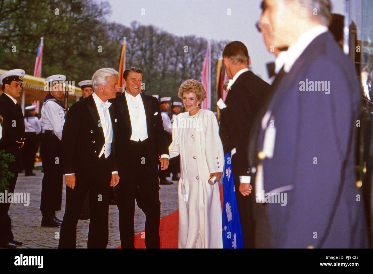 Bundespräsidenten Richard von Weizsäcker (links) begrüßt US-Präsident Ronald Reagan und Ehefrau Nancy beim 206 in Bonn, Deutschland 1985. Bundespraesident Richard von Weizsaecker (links) begrüßt der amerikanische Präsident Ronald Reagan und seine Frau Nancy am Besuch in Bonn, Deutschland, 1985. Stockfoto