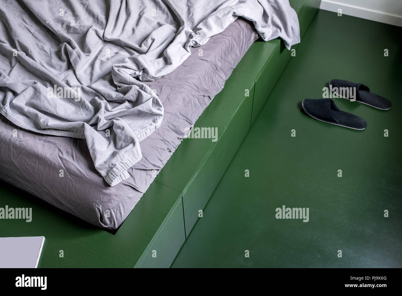 Schlafzimmer im modernen Stil in grüner Farbe Stockfoto