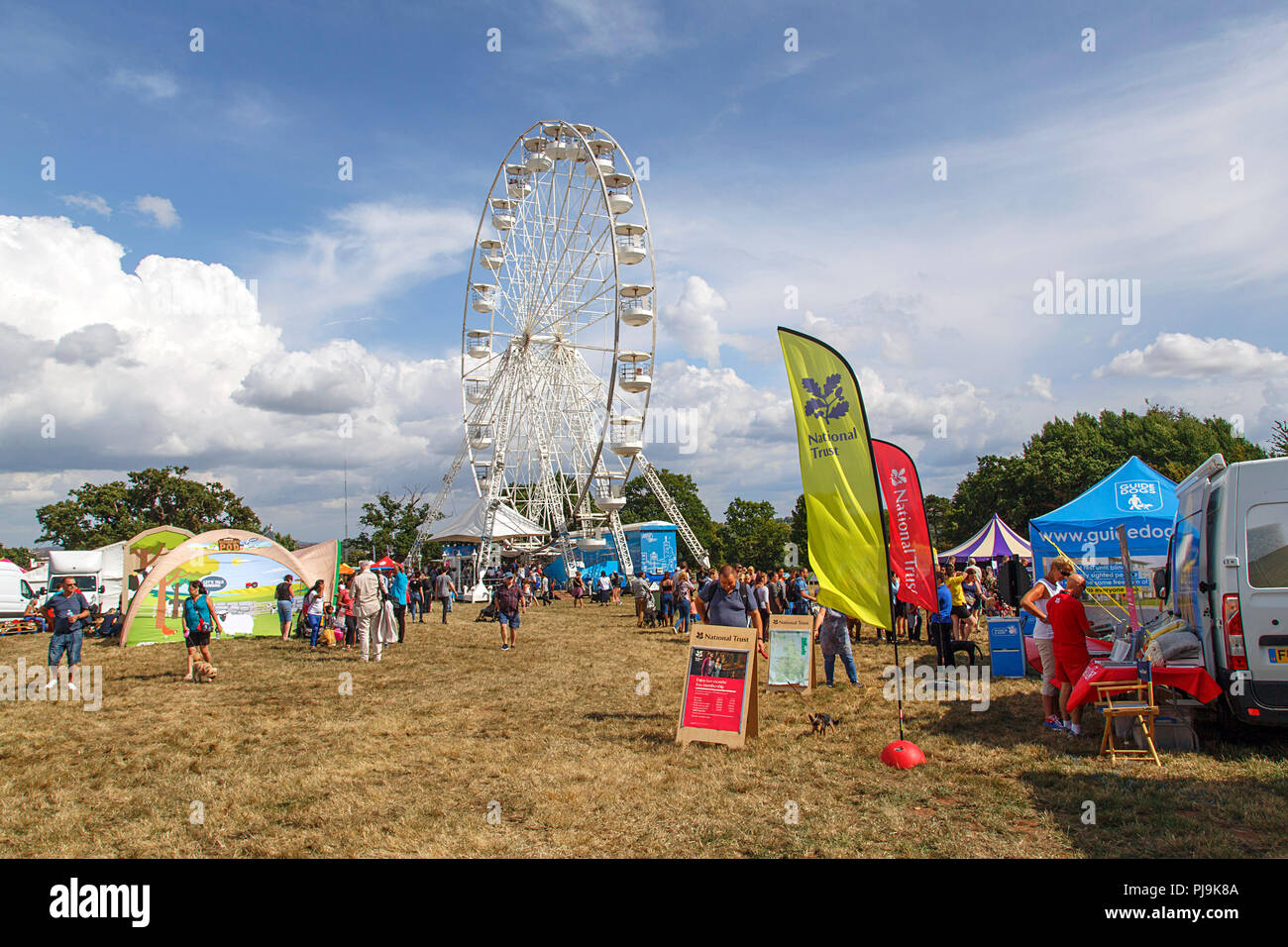 Bristol, UK: August 09, 2018: Touristen an der Bristol International Balloon Fiesta - die jährliche Veranstaltung ist Europas größtes Balloon Festival geworden. Stockfoto