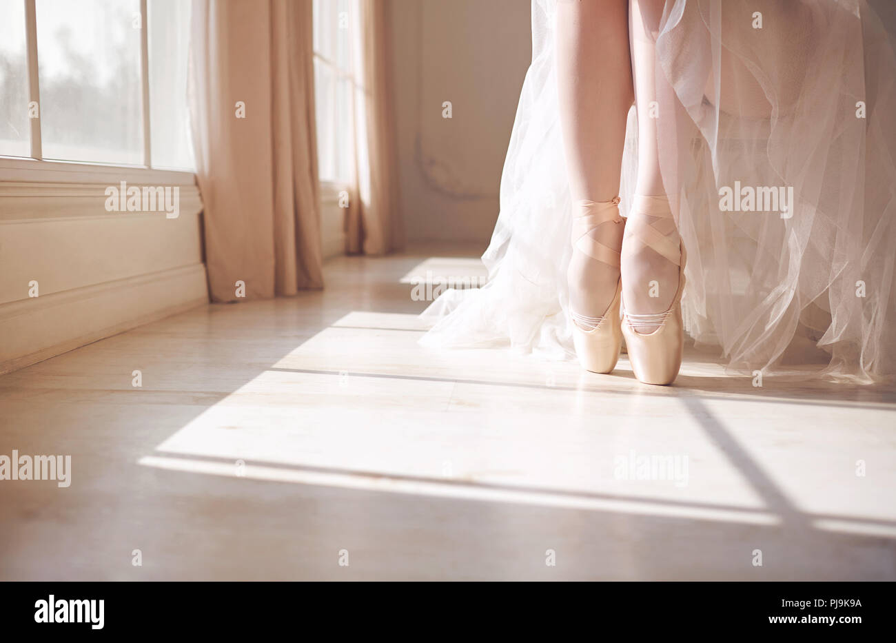 Pointe Schuhe an den Füßen einer Ballerina. Stockfoto