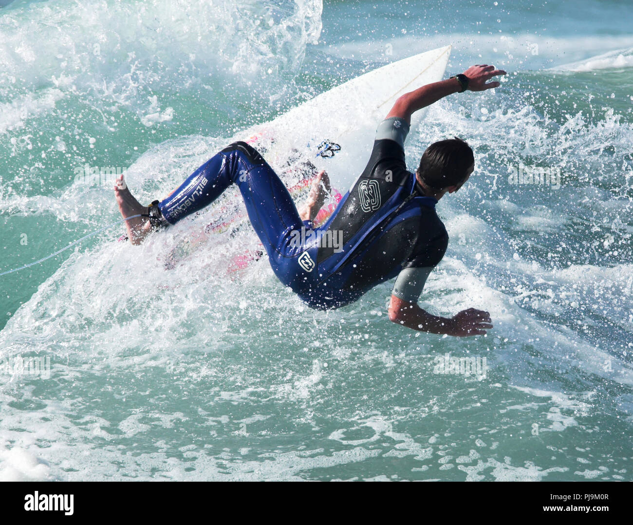 UK Pro männliche Surfer in Aktion Sonnenschein Stockfoto