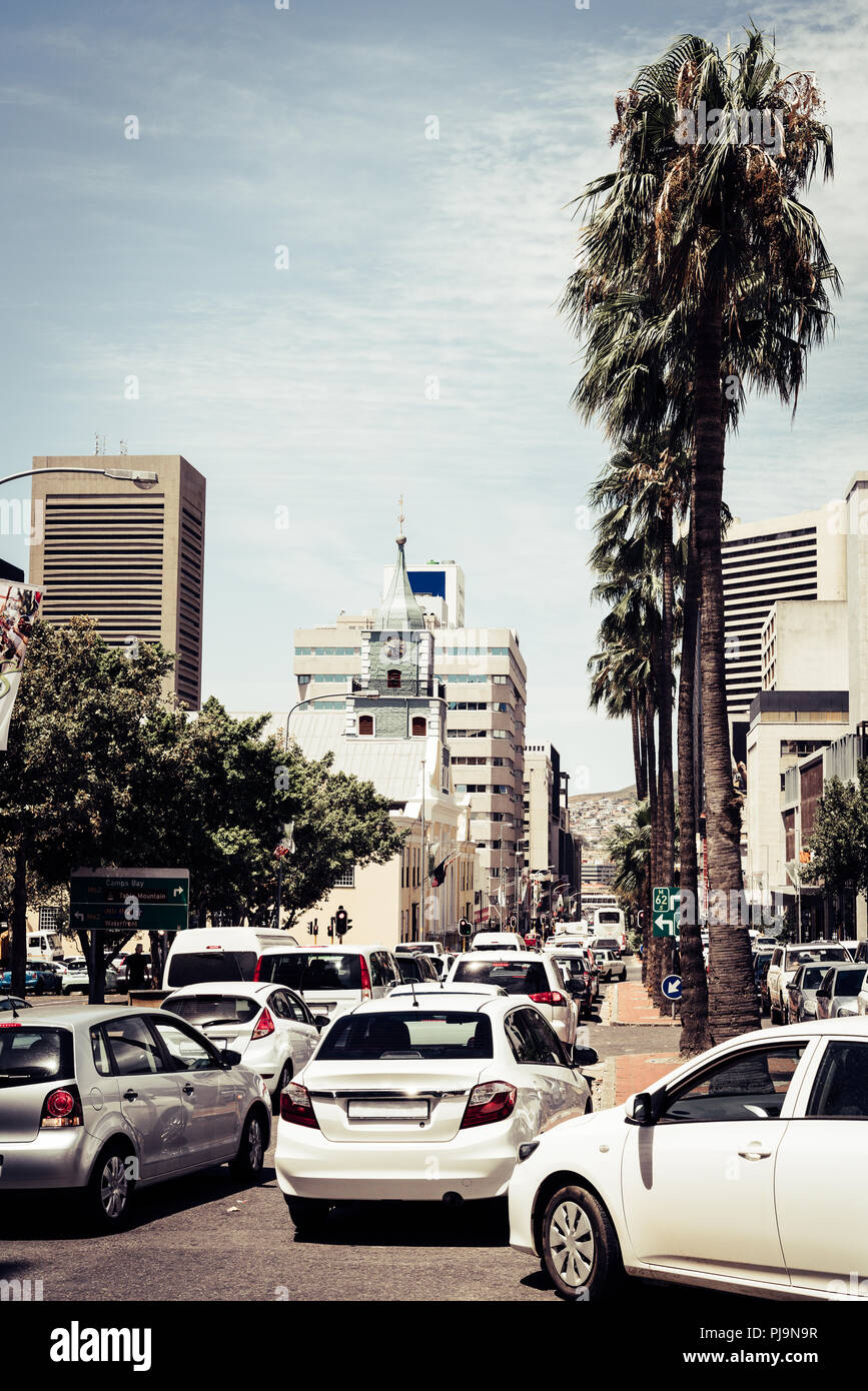 Viel befahrenen Straße mit Verkehr in der Innenstadt von Kapstadt, Südafrika Stockfoto