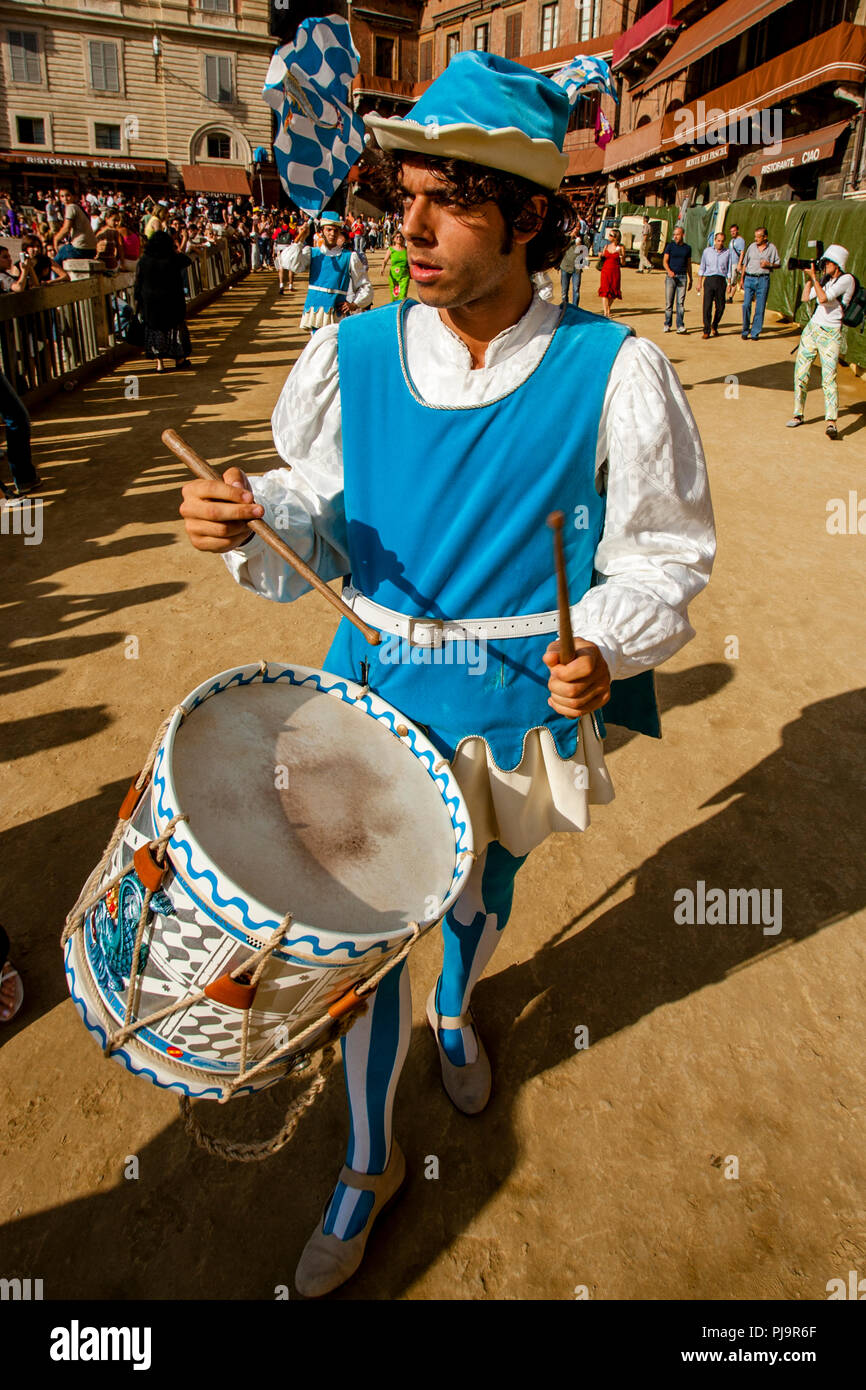 Contrada Trommler im mittelalterlichen Kostüm Drumming auf der Piazza Del Campo, den Palio di Siena, Siena, Italien Stockfoto
