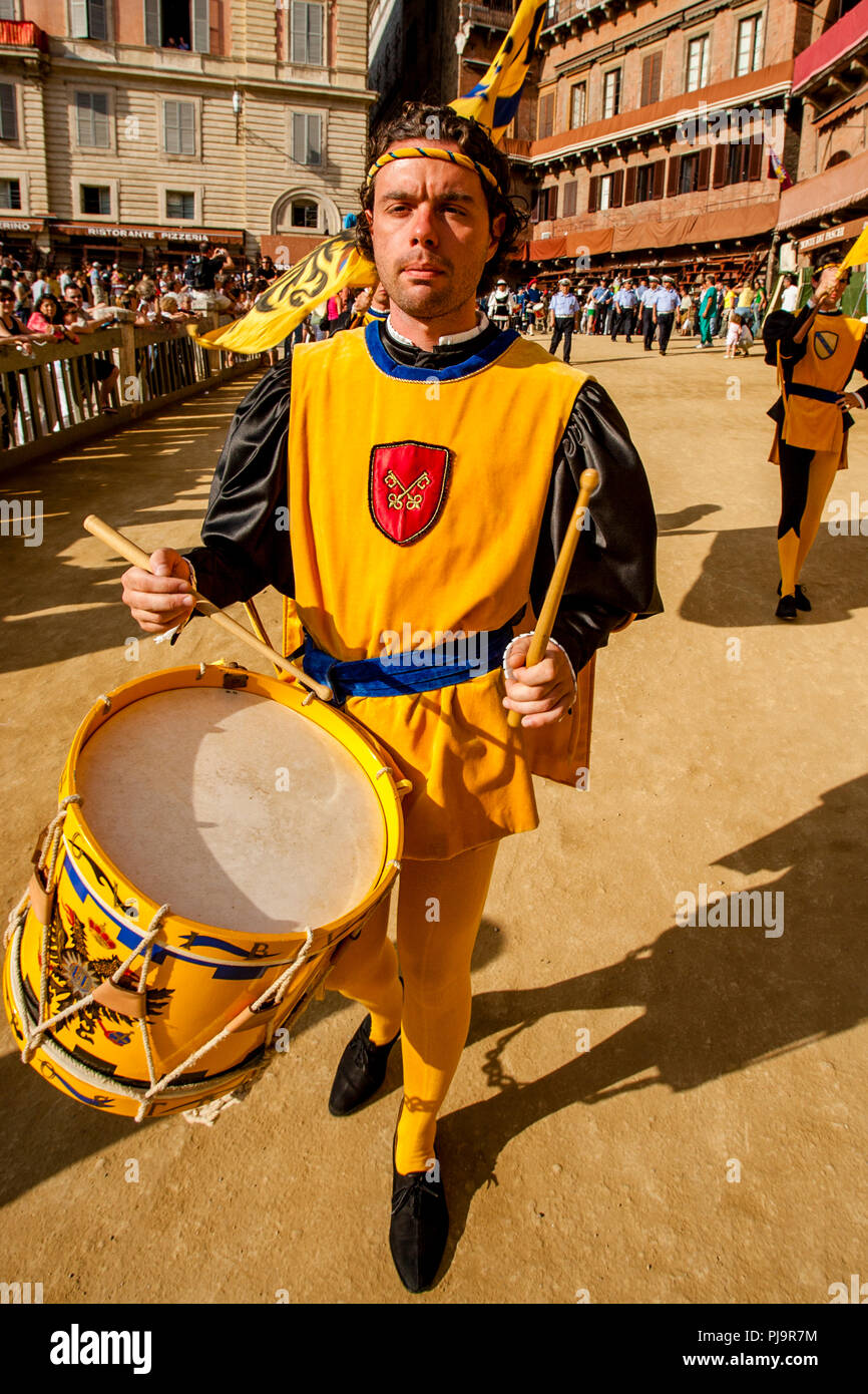 Contrada Trommler im mittelalterlichen Kostüm Drumming auf der Piazza Del Campo, den Palio di Siena, Siena, Italien Stockfoto