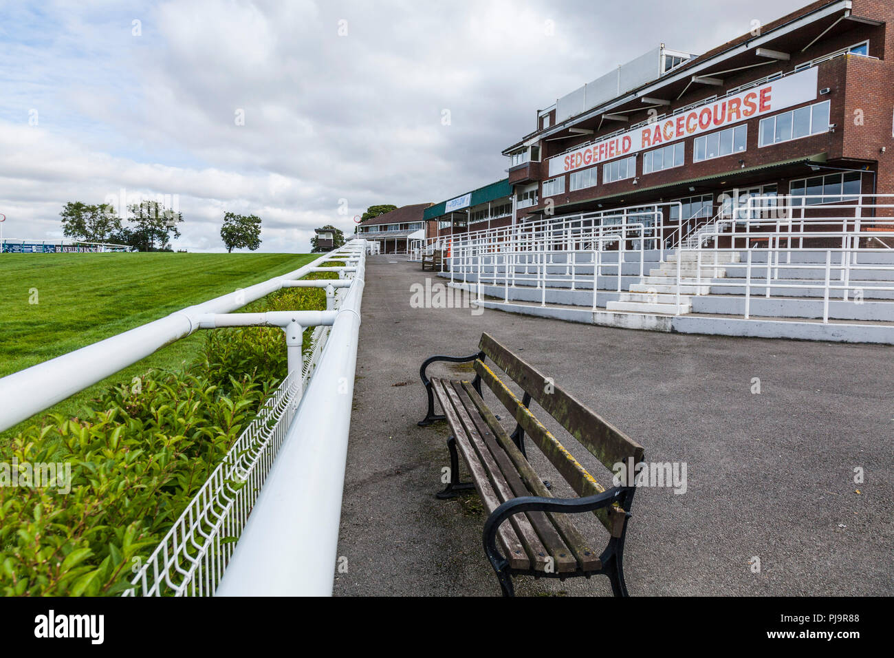 Die Haupttribüne bei Sedgefield Pferderennbahn bei Sedgefield, Co Durham, England, Großbritannien Stockfoto