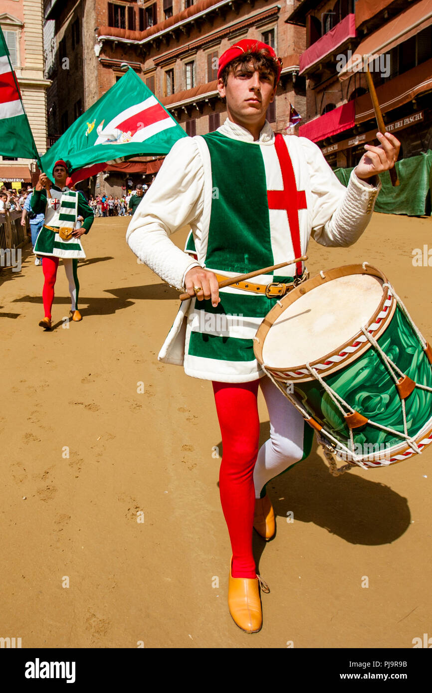 Contrada Trommler im mittelalterlichen Kostüm Drumming auf der Piazza Del Campo, den Palio di Siena, Siena, Italien Stockfoto