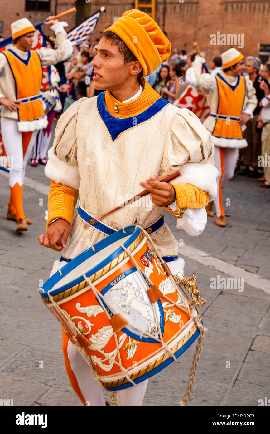 Contrada Trommler im mittelalterlichen Kostüm Drumming in den Straßen von Siena und der Palio di Siena, Siena, Italien Stockfoto