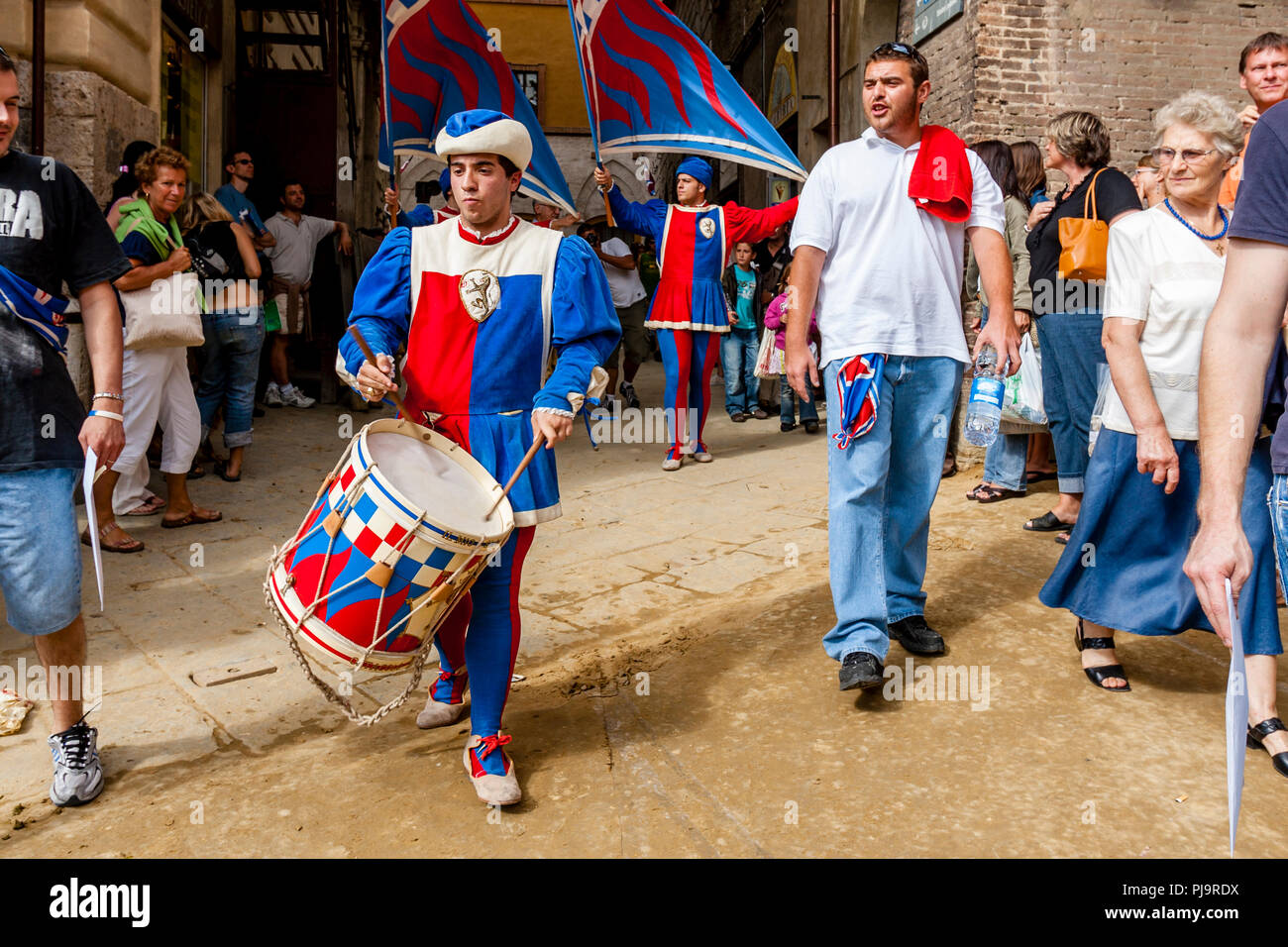Contrada Trommler im mittelalterlichen Kostüm Drumming auf der Piazza Del Campo, den Palio di Siena, Siena, Italien Stockfoto