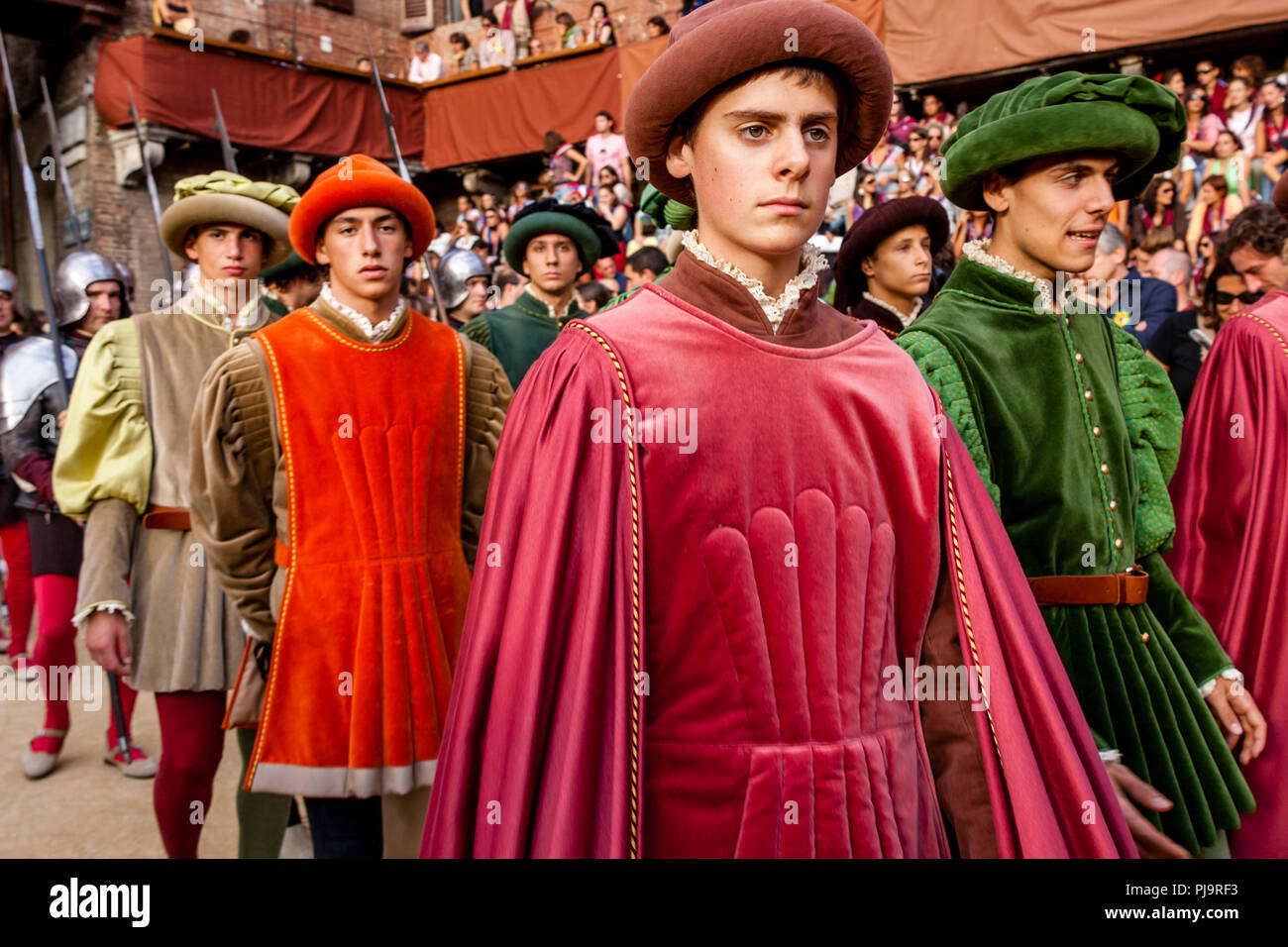 Eine bunte Straße Prozession auf der Piazza Del Campo in den Palio di Siena, Siena, Italien Stockfoto