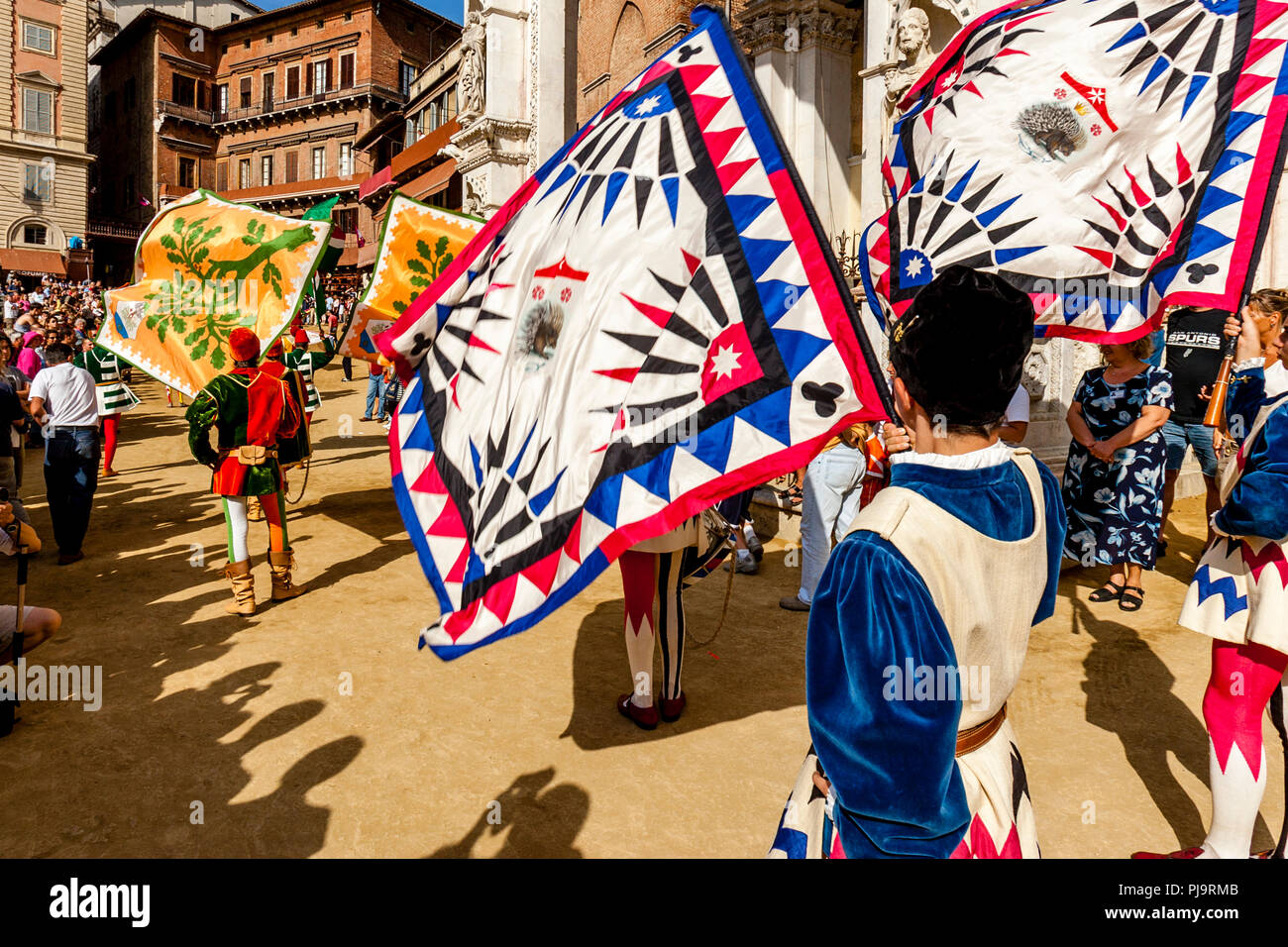 Eine bunte Contrada Prozession auf der Piazza Del Campo in den Palio di Siena, Siena, Italien Stockfoto