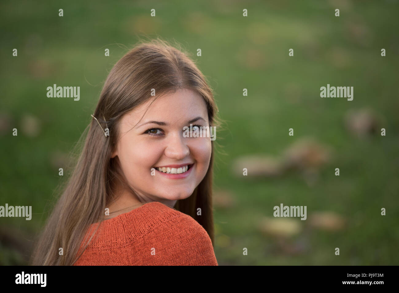 Porträt der hübsche junge Frau in abend herbst Sonne, lächeln Stockfoto