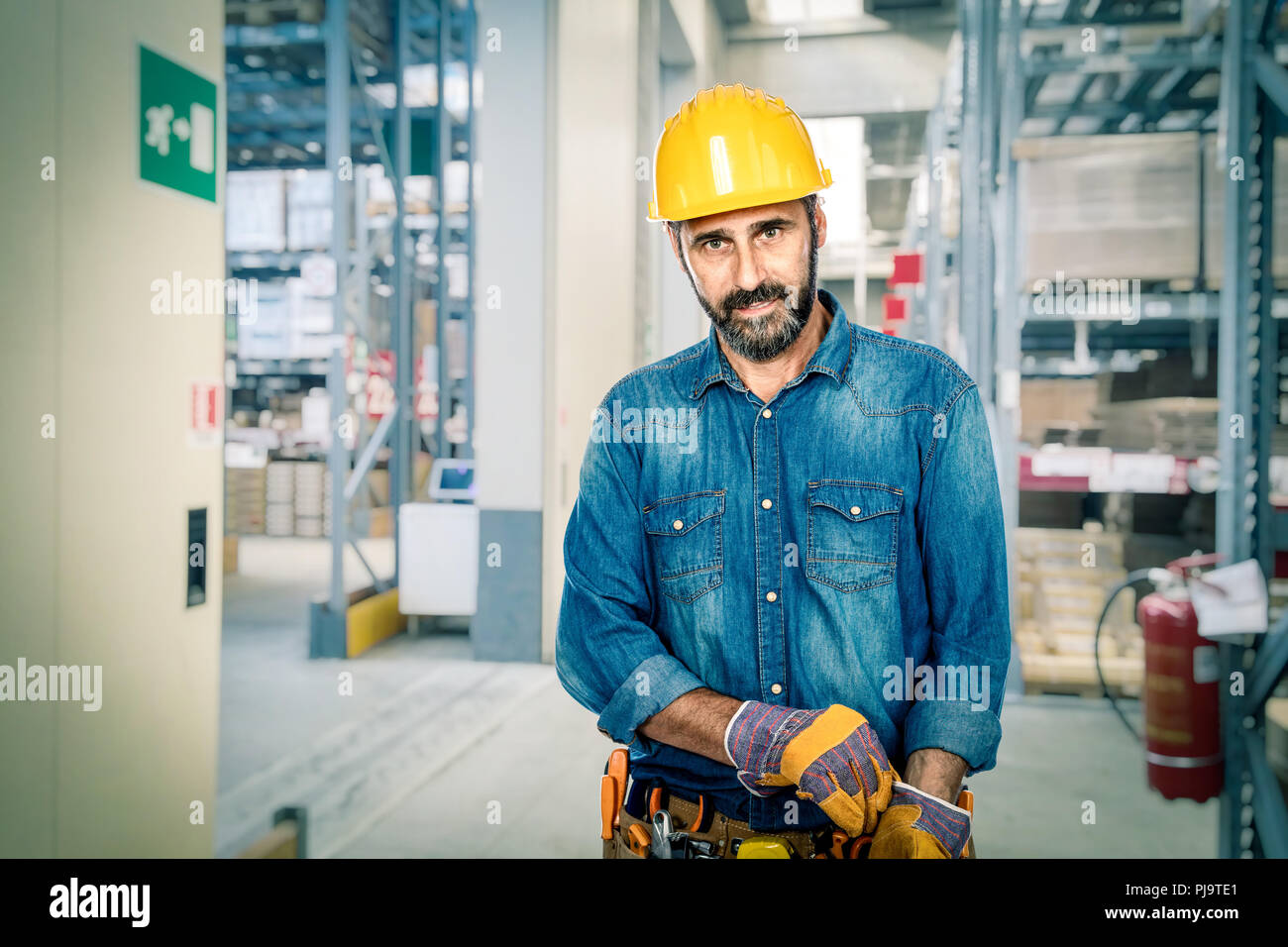 Portrait von Arbeiter Handschuhe tragen Stockfoto
