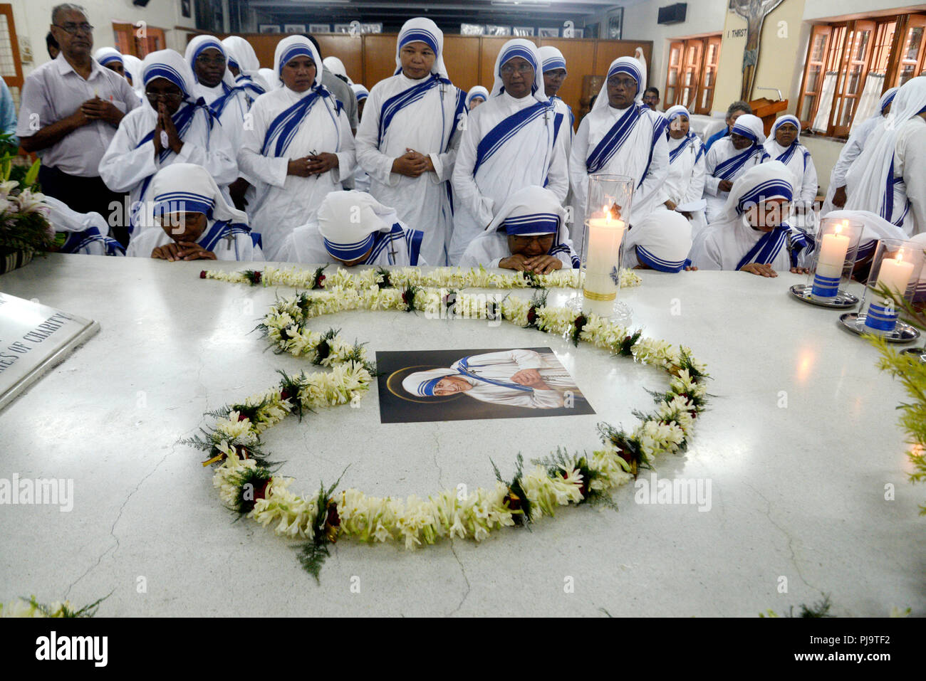 Kolkata Indien 05 Sep 2018 Nonnen Der Missionarinnen Der Nachstenliebe Mutter Teresa Bieten Gebet Am Grab Anlasslich Von Mutter Teresa 21 Tod Jubilaum Romisch Katholische Priester Nonnen Der Missionare Der Nachstenliebe Und Der