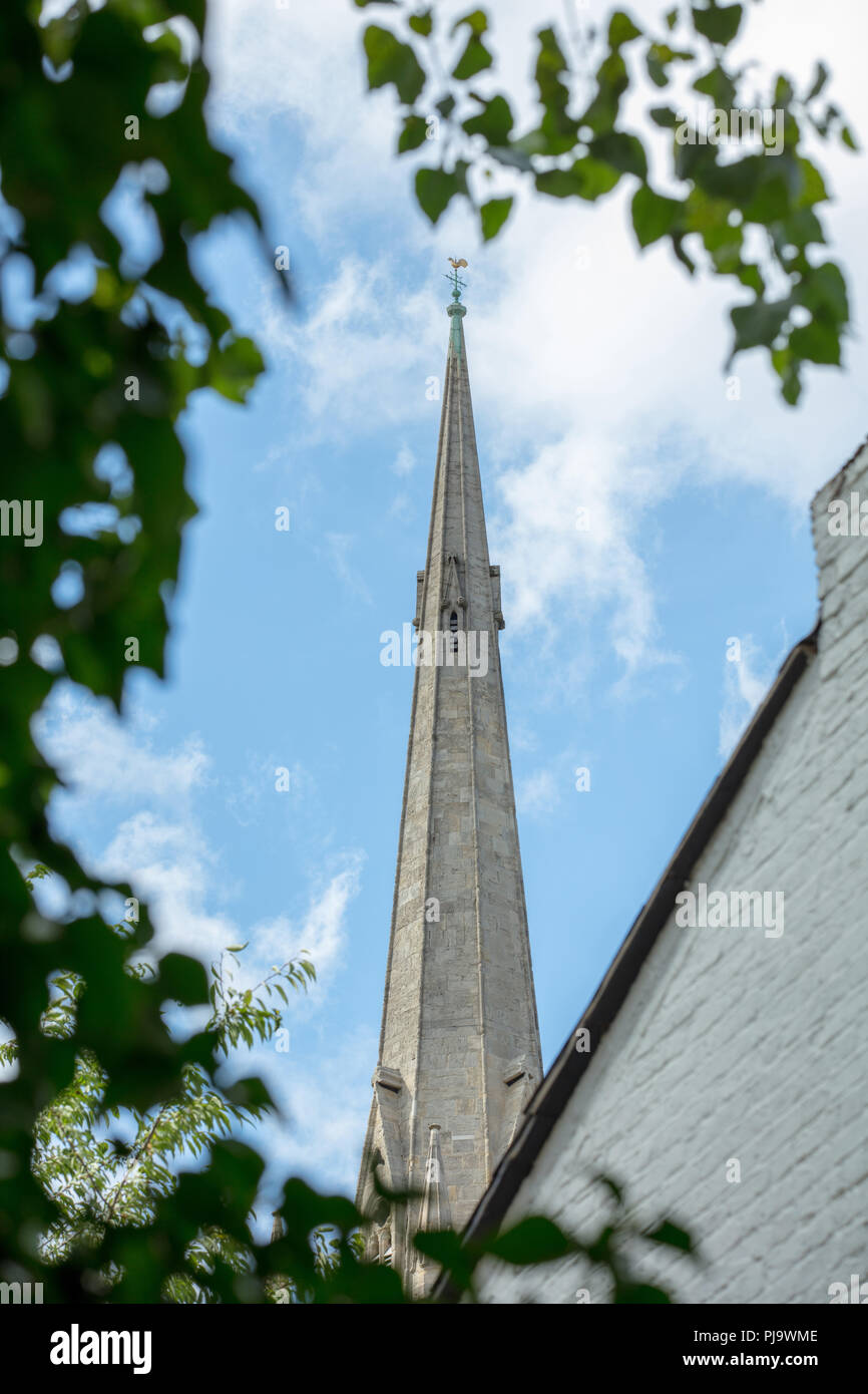 Hoher, schlanker Turm der Christ Church Hampstead, London, Großbritannien, im frühenglischen gotischen Stil. Stockfoto