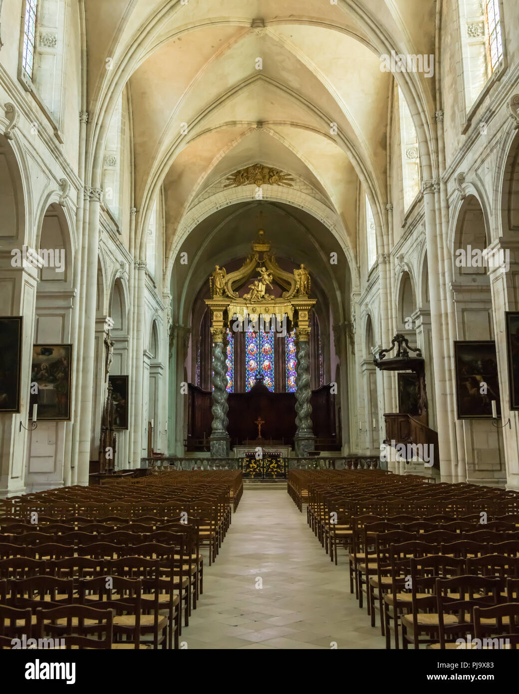 Innenraum der Kathedrale Notre Dame, Verdun (Frankreich) Stockfoto