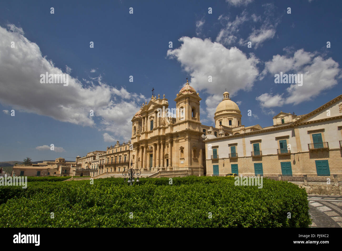 Blick von der Kathedrale St. Nicholas und baute die Palace Ducezio Rathaus der Stadt Noto Stockfoto