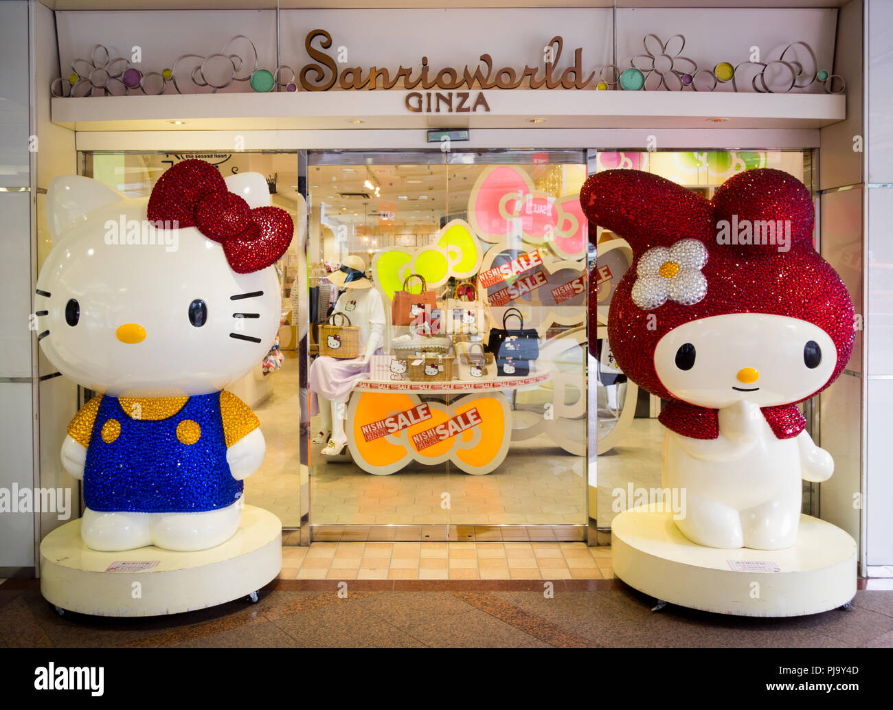 Hello Kitty und meine Melodie, zwei beliebte Sanrio Zeichen, an Sanrioworld Ginza in Ginza, Tokyo, Japan. Stockfoto