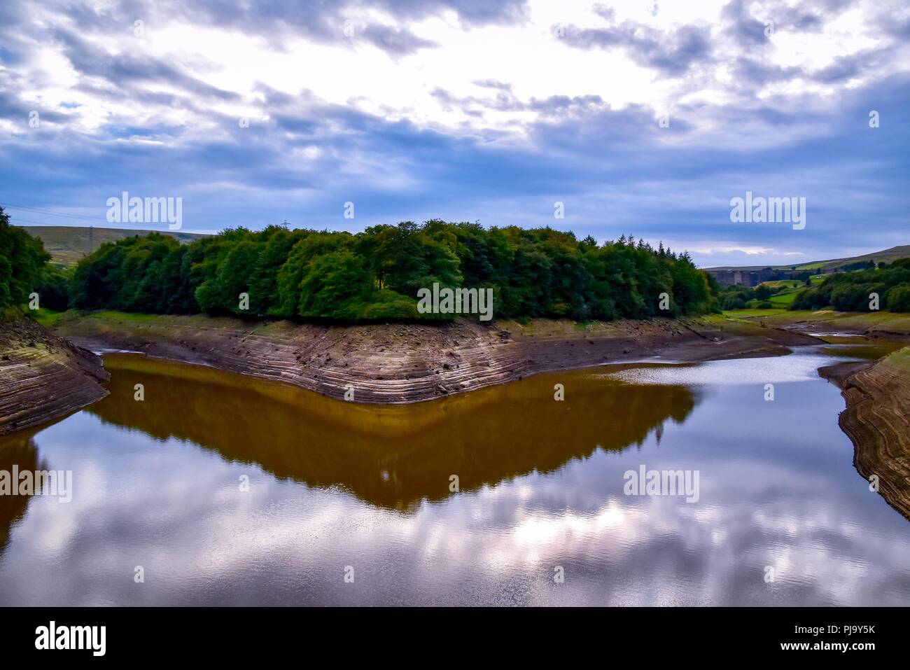 Niedrige Wasserstände an Ryburn Behälter. Stockfoto