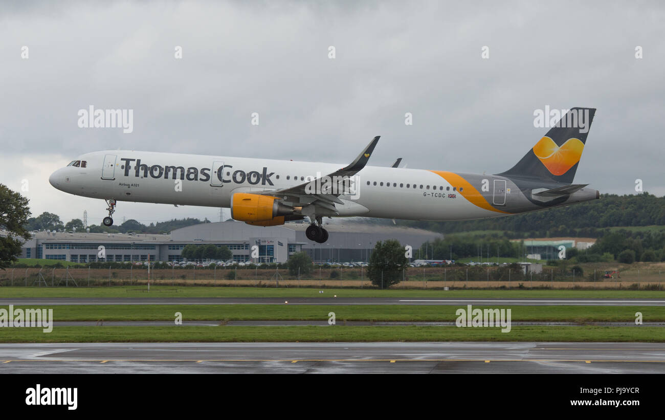 Thomas Cook Airlines Airbus A321 landet auf der Internationale Flughafen Glasgow, Renfrewshire, Schottland - 2. Mai 2016 Stockfoto