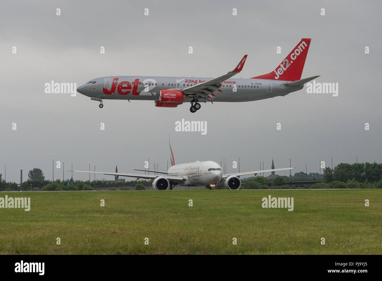 Jet2 Urlaub Flug anreisen, während Emirates erwartet Abflug am Flughafen Glasgow, Renfrewshire, Schottland. Stockfoto