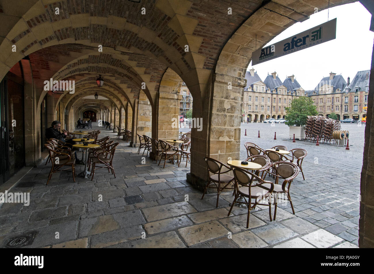 Unter einer der vier langen Bögen mit Blick auf das 16. Jahrhundert La Place Ducale im Zentrum der kleinen Stadt Charleville-Mézières im Ardenn Stockfoto