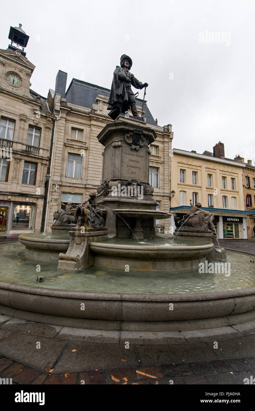 Statue und Springbrunnen der junge italienische Prinz Charles de Gonzague, die die kleine Stadt Charleville-Mézières in den Ardennen im Norden gebaut Stockfoto