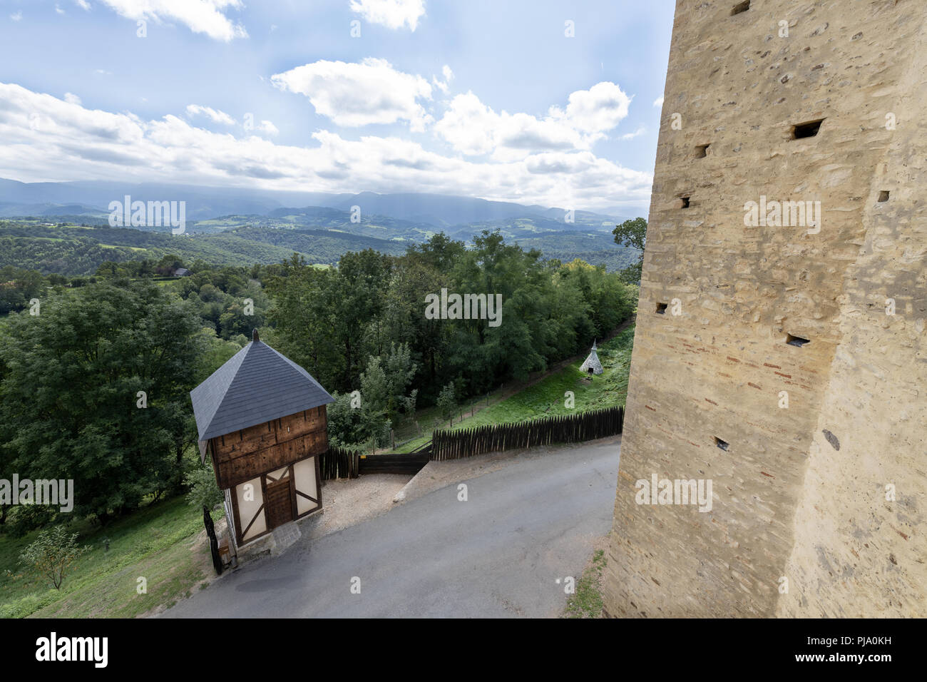 Château de Mauvezin, Frankreich. Das Schloss von Mauvezin ist eine Burg aus dem Mittelalter, die im französischen Departement Hautes-Pyrenees Okzitanisch entfernt. .... Stockfoto