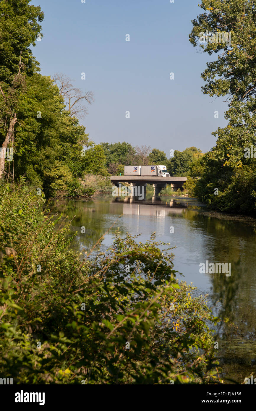 Sheffield, Illinois - ein Stapler führt Fracht auf der Interstate 80 über der Hennepin Kanal. Der Kanal wurde 1907 abgeschlossen Die Illinois und Missi zu verknüpfen Stockfoto