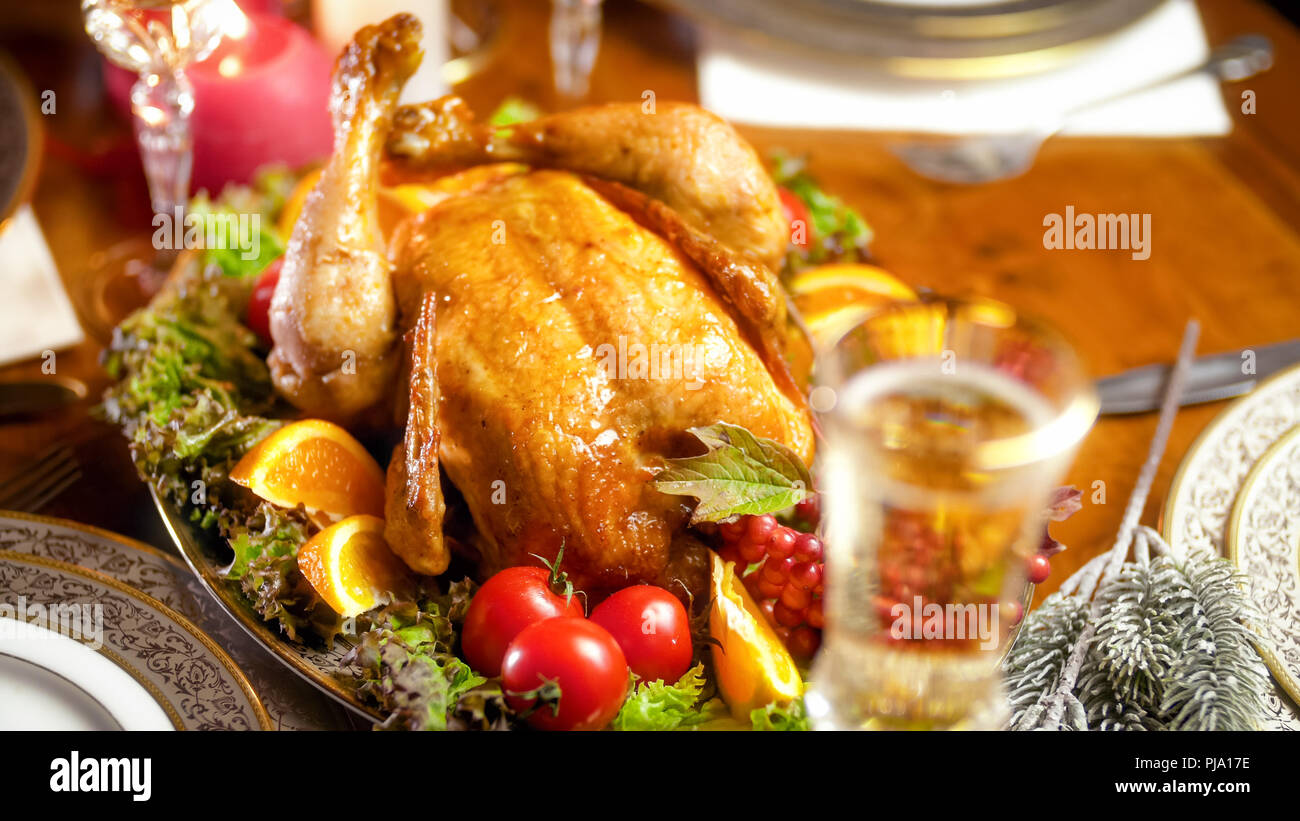 Blick vom höchsten Punkt auf gebackenes Huhn auf Familie festliches Abendessen Tabelle Stockfoto