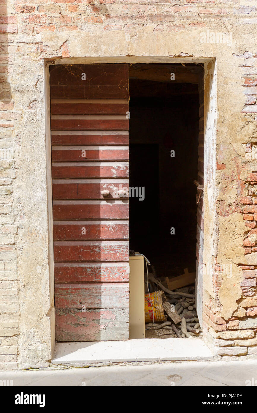 Alte Tür in einem Haus im Hinterhof Stockfoto