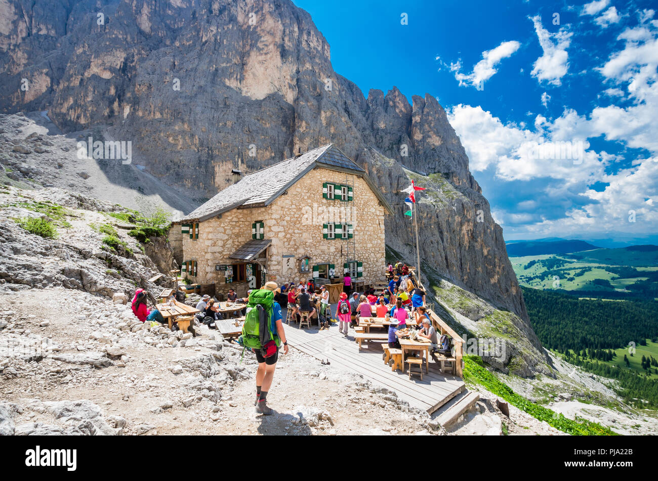 RIFUGIO VICENZA, LANGKOFEL MASSIV, Italien, 1. Juli 2018: Bergsteigen Menschen in Vicenza chalet in Dolomiten ruht. Stockfoto