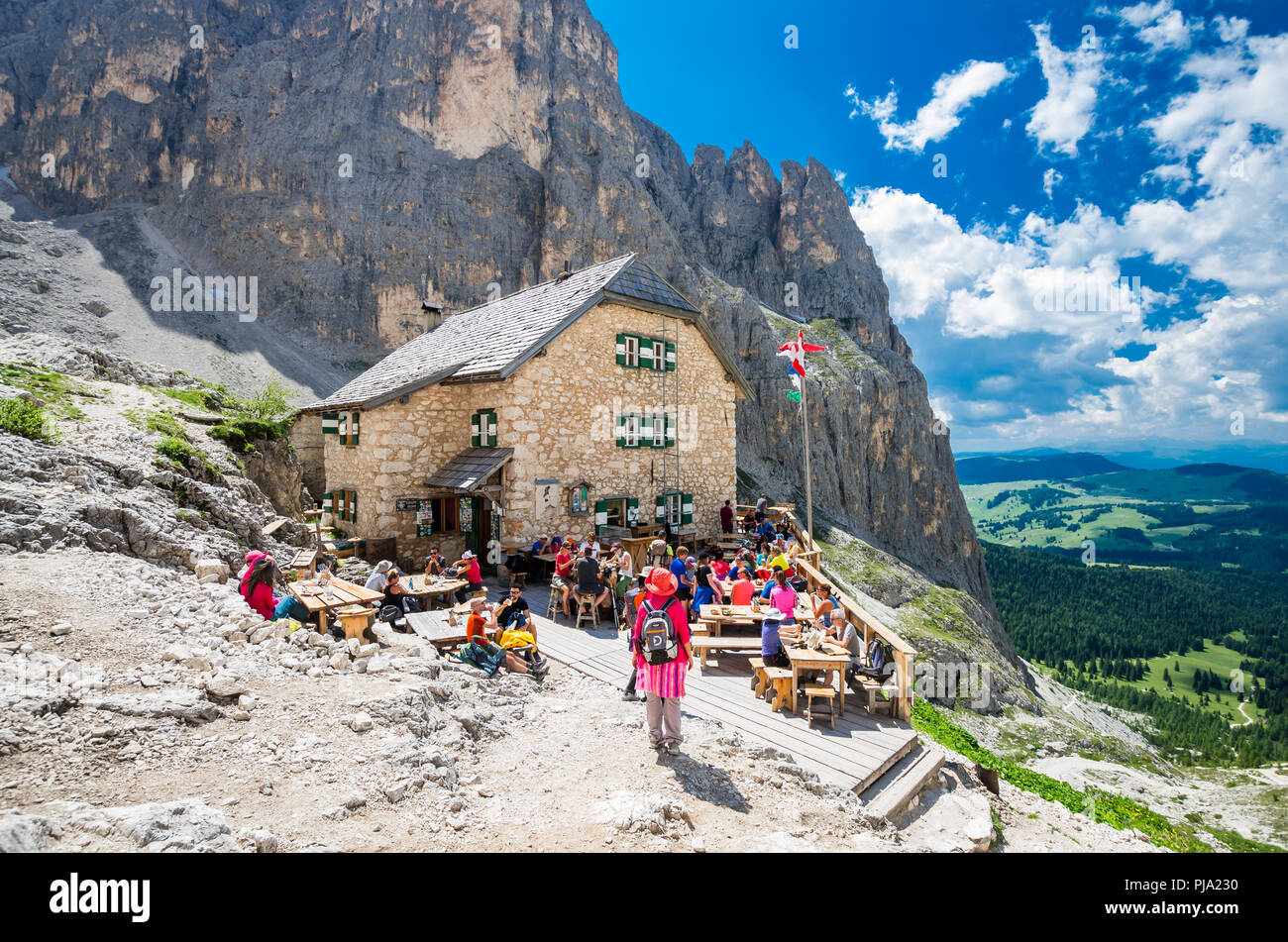 RIFUGIO VICENZA, LANGKOFEL MASSIV, Italien, 1. Juli 2018: Bergsteigen Menschen in Vicenza chalet in Dolomiten ruht. Stockfoto