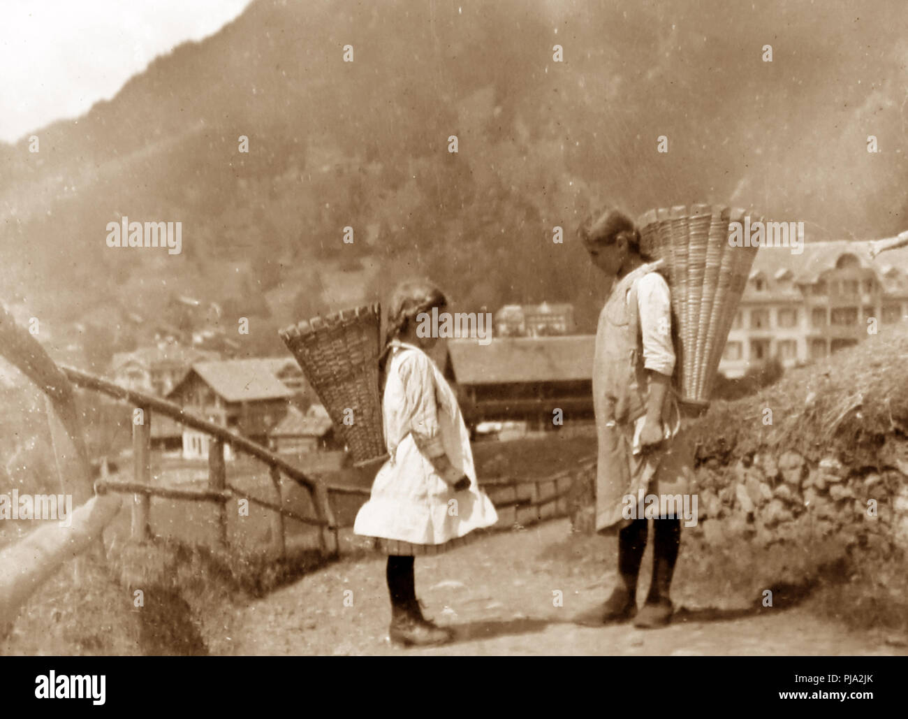 Zwei Warenkorb Mädchen, Wengen, Schweiz, 1920 Stockfoto