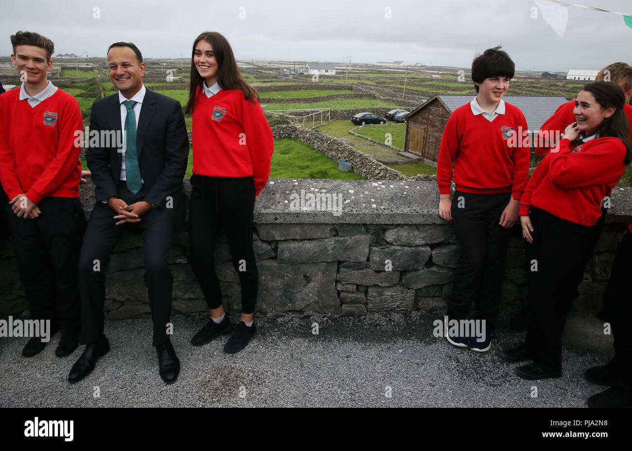 Ein Taoiseach Leo Varadkar mit Schülern der Colaiste Naomh Eoin auf Inis gälischsprechende Gebiete Irlands, Aran Islands, bei einem Besuch der Schulen Einrichtung als eine Einheit Schule zu markieren. Stockfoto